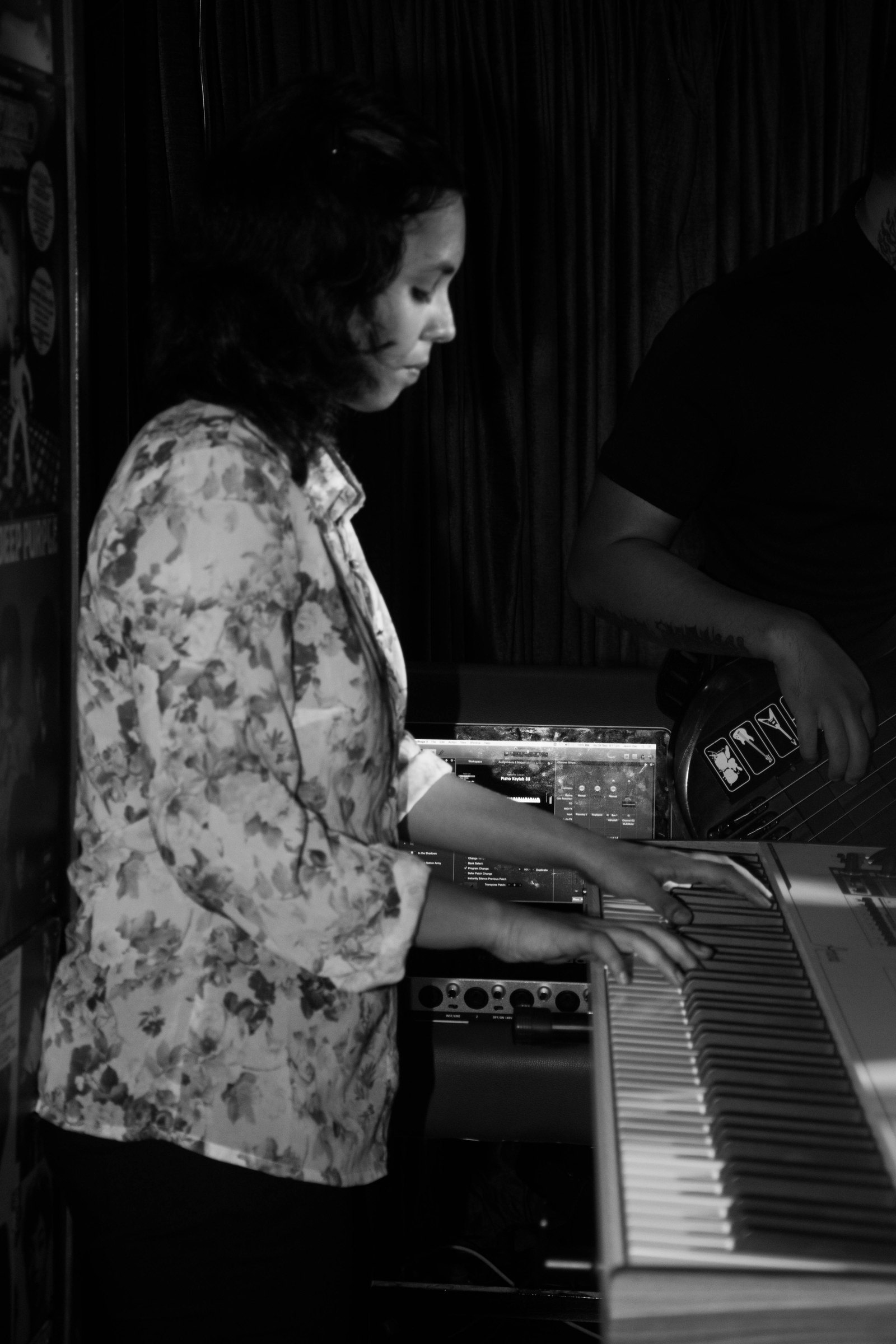 Pianist with floral shirt at the keyboard, B&W