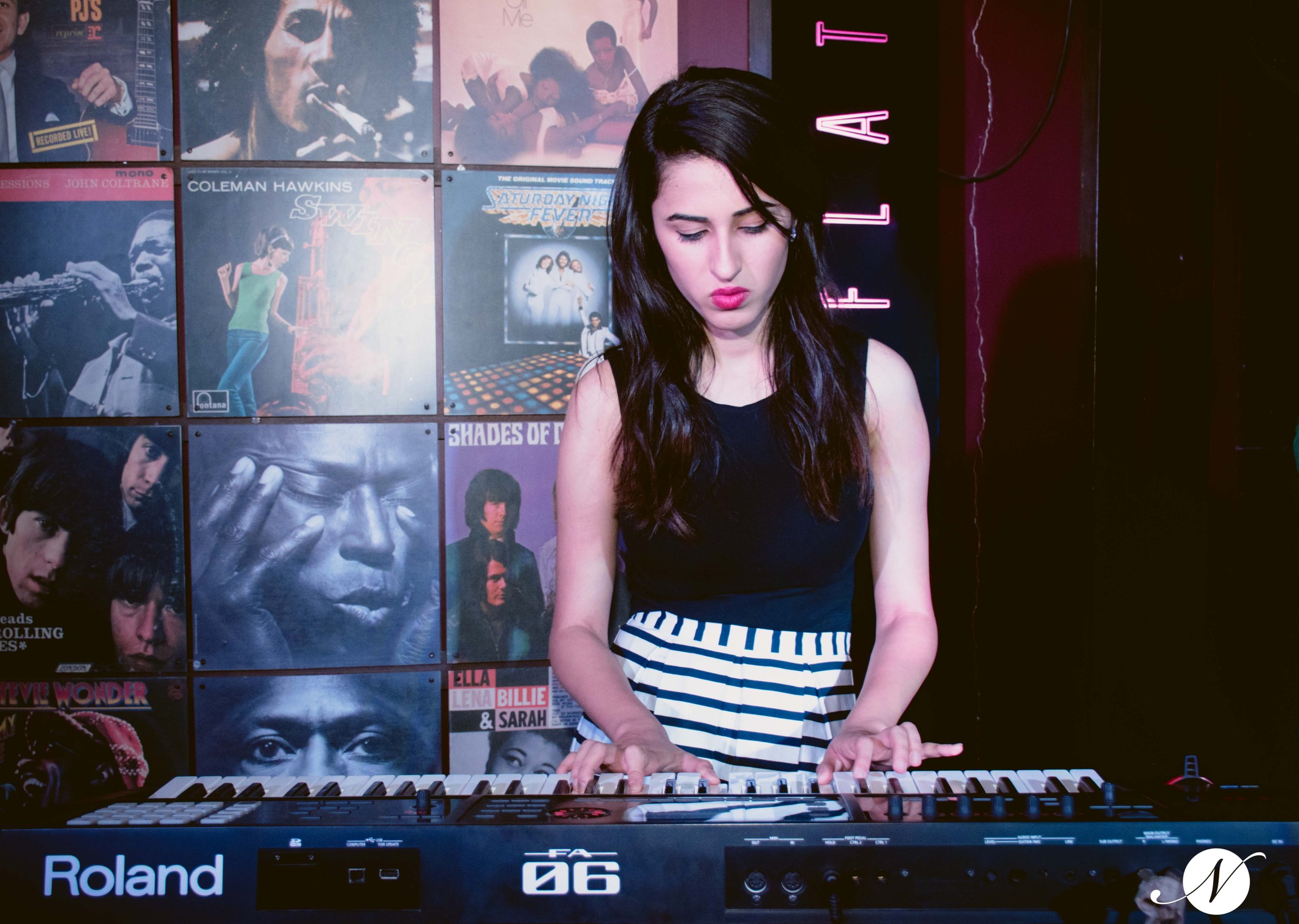 Pianist with striped dress at the keyboard